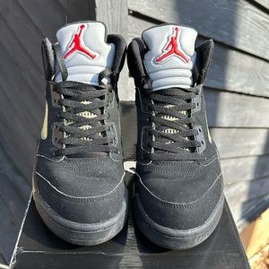 AIR JORDAN 5 RETRO
BLACK/METALLIC SILVER-FIRE RED
136027-004